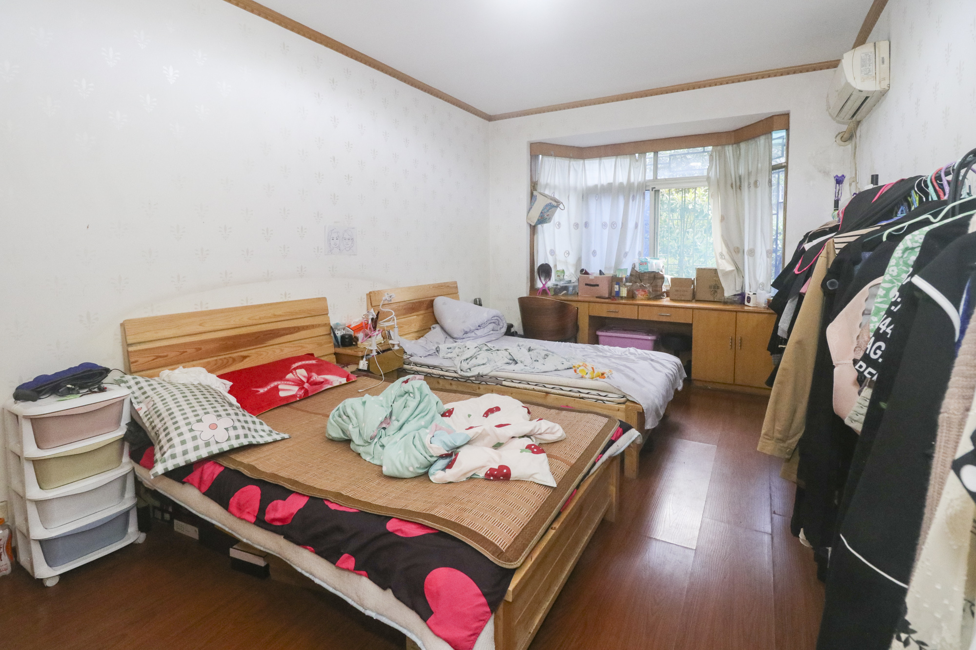 创远花园  4室2厅2卫   120.00万卧室