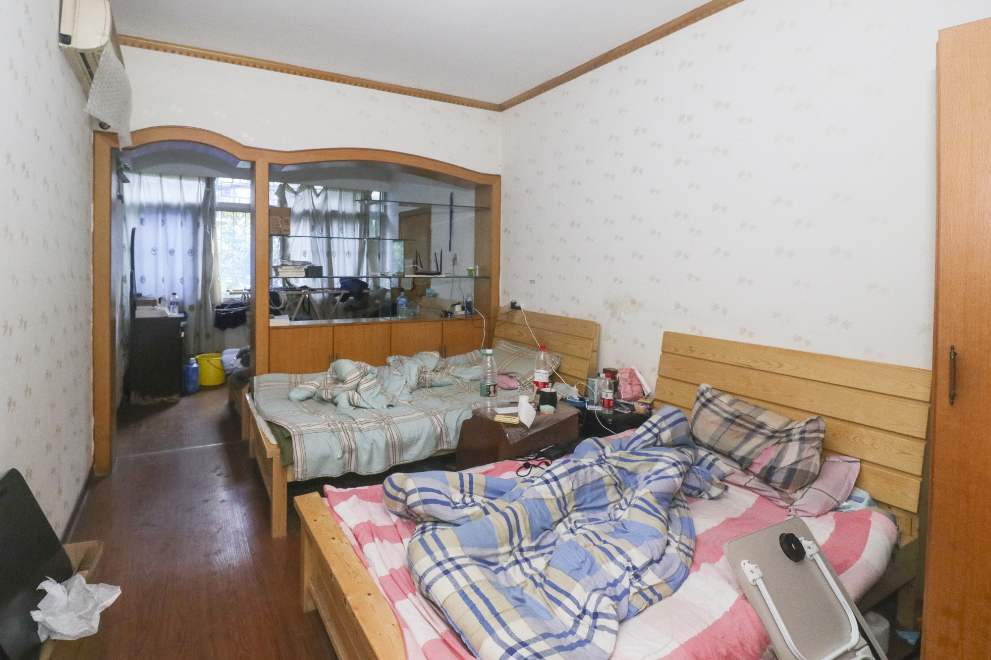 创远花园  4室2厅2卫   120.00万卧室