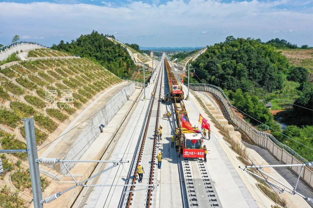 最新常益长高铁全线长轨贯通速连长沙西