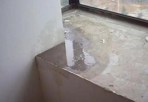 下雨天窗户漏雨该怎么防水   阳台防水怎么做