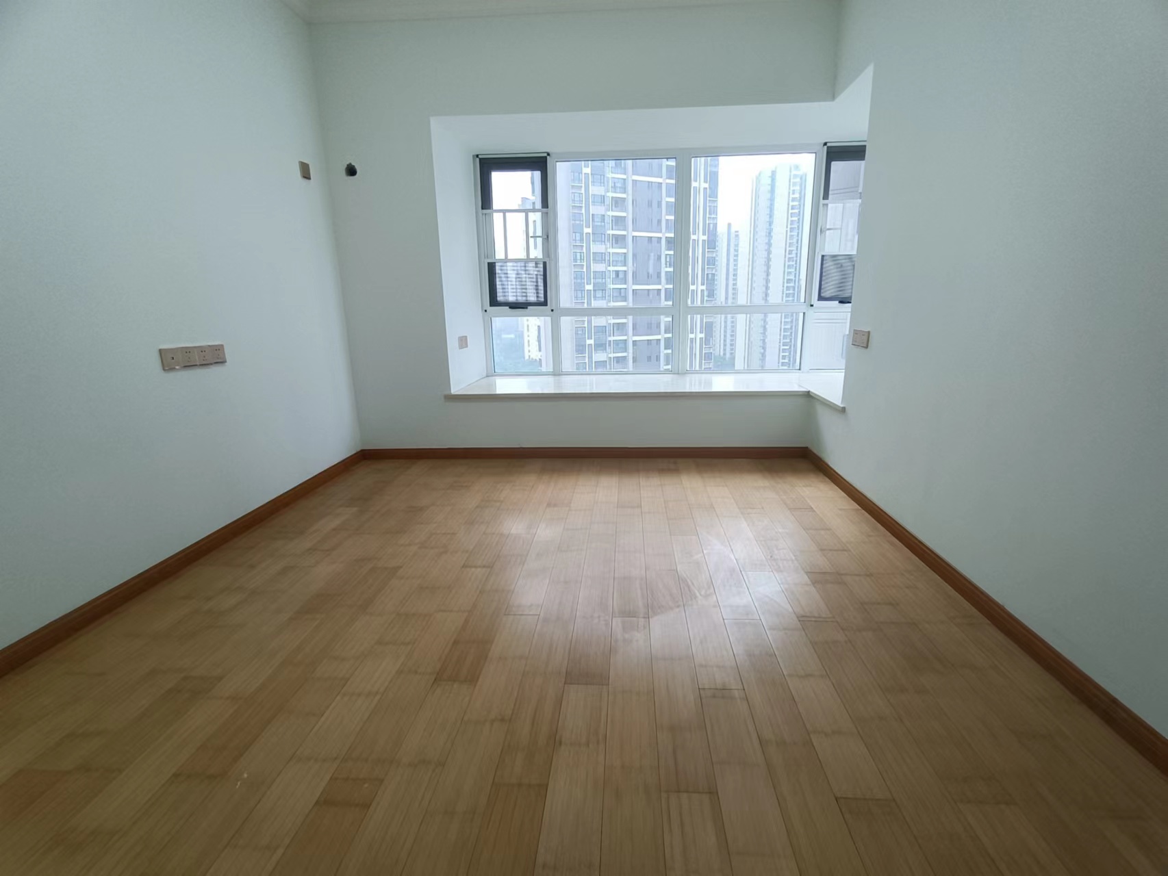 美的城二期 3室2厅1卫 75.0万 美的城二期 3室2厅1卫 75.0万客厅