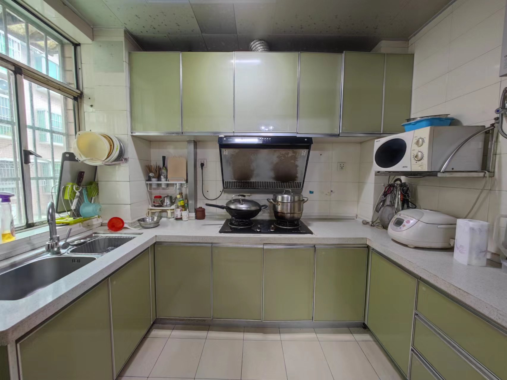 庆云山庄(里面有石塘冲)  4室2厅1卫    69.0万 庆云山庄(里面有石塘冲)  4室2厅1卫    69.0万客厅