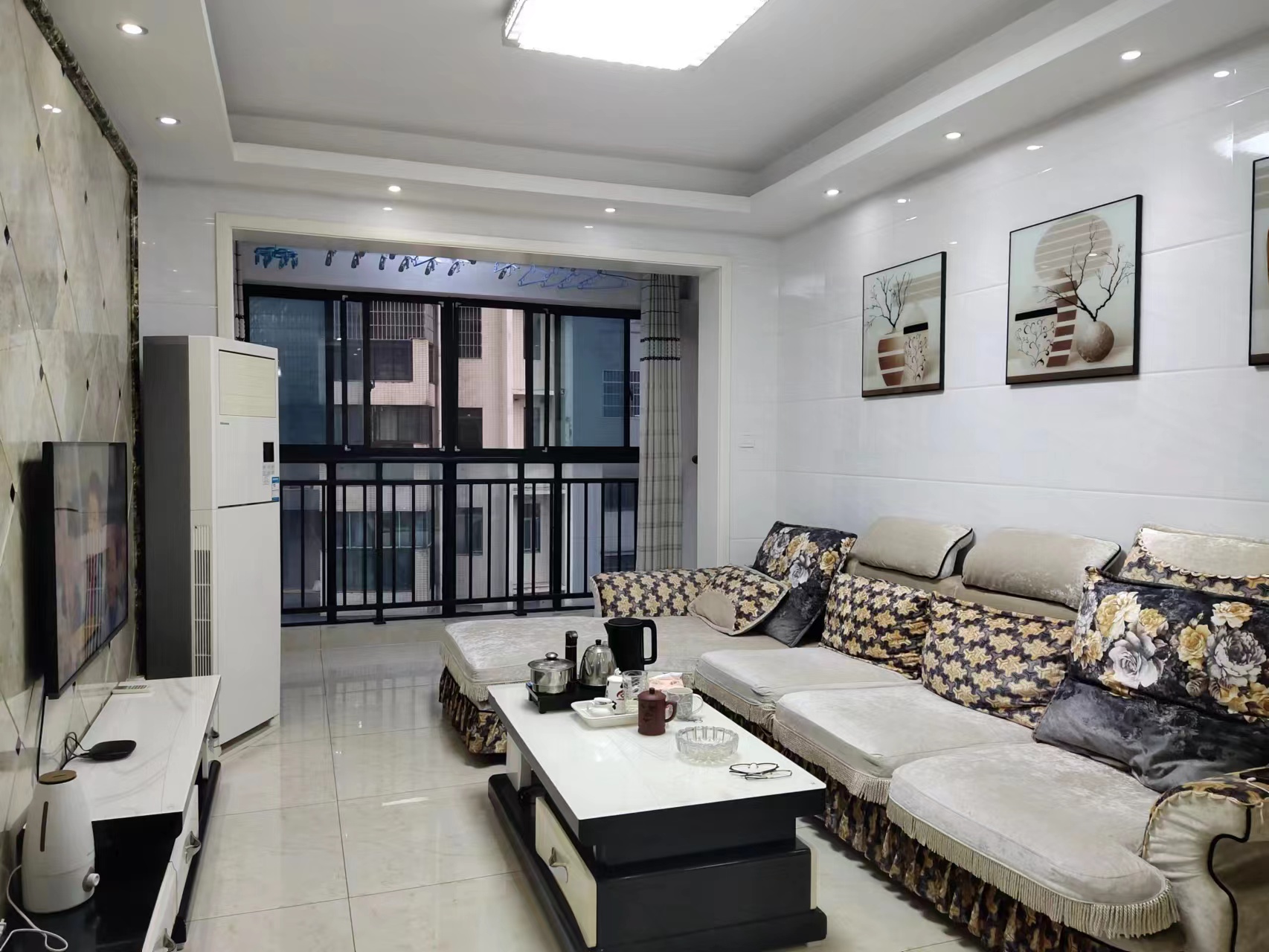 金碧花园 2室2厅1卫 65.0万 金碧花园 2室2厅1卫 65.0万客厅