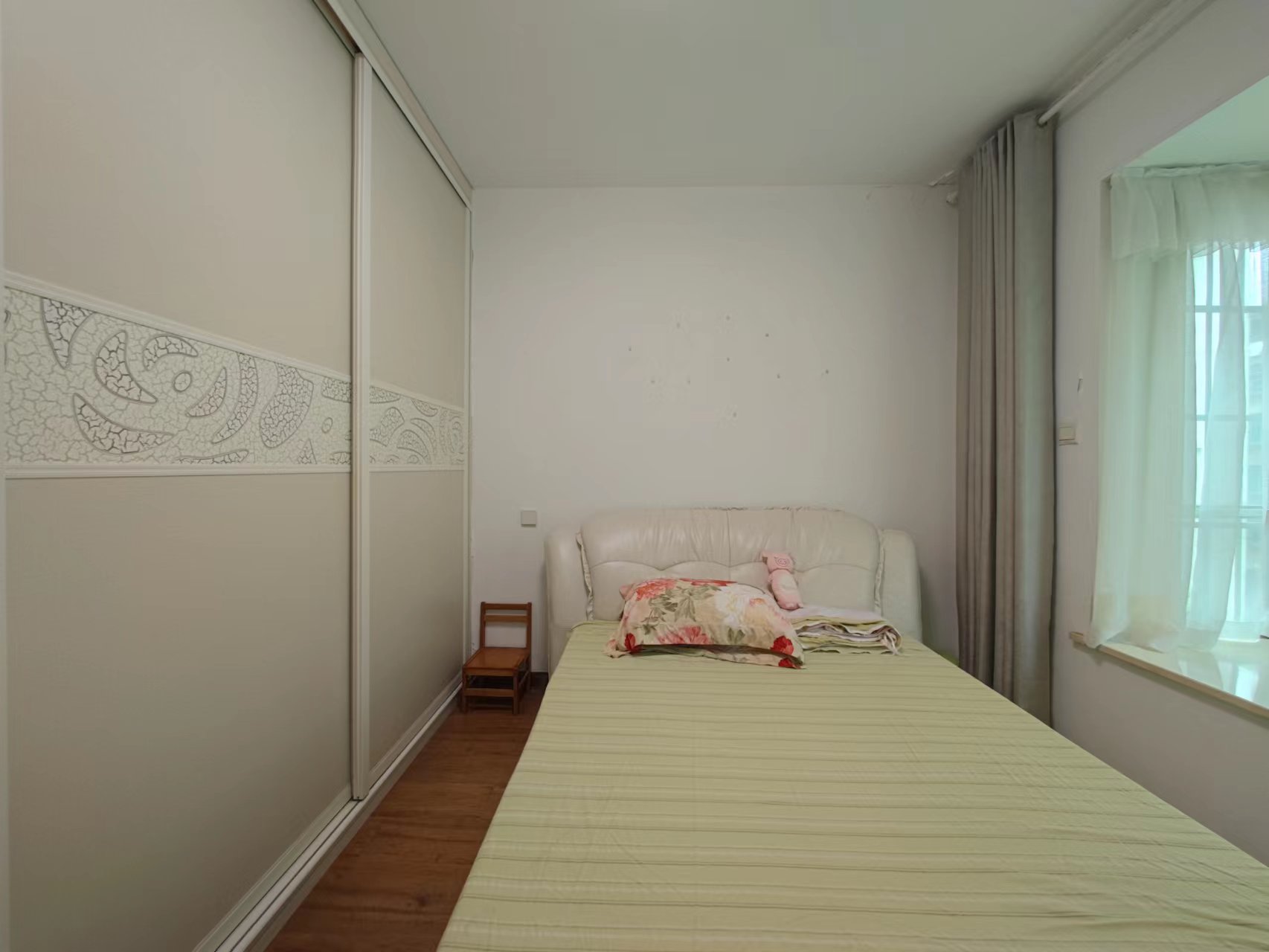 庆云山庄(里面有石塘冲)  4室2厅1卫    69.0万 庆云山庄(里面有石塘冲)  4室2厅1卫    69.0万客厅