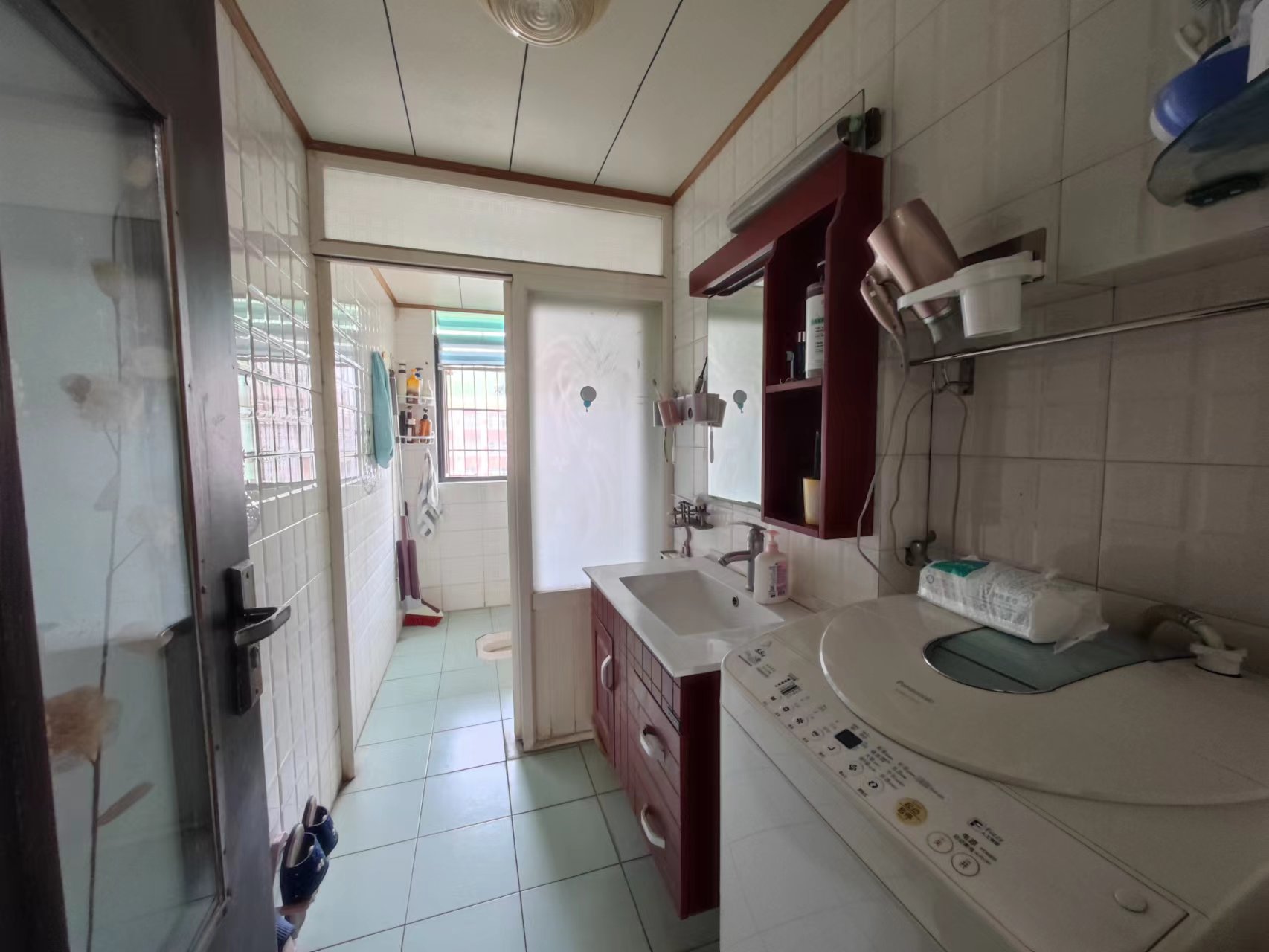 庆云山庄(里面有石塘冲)  4室2厅1卫    69.0万 庆云山庄(里面有石塘冲)  4室2厅1卫    69.0万客厅