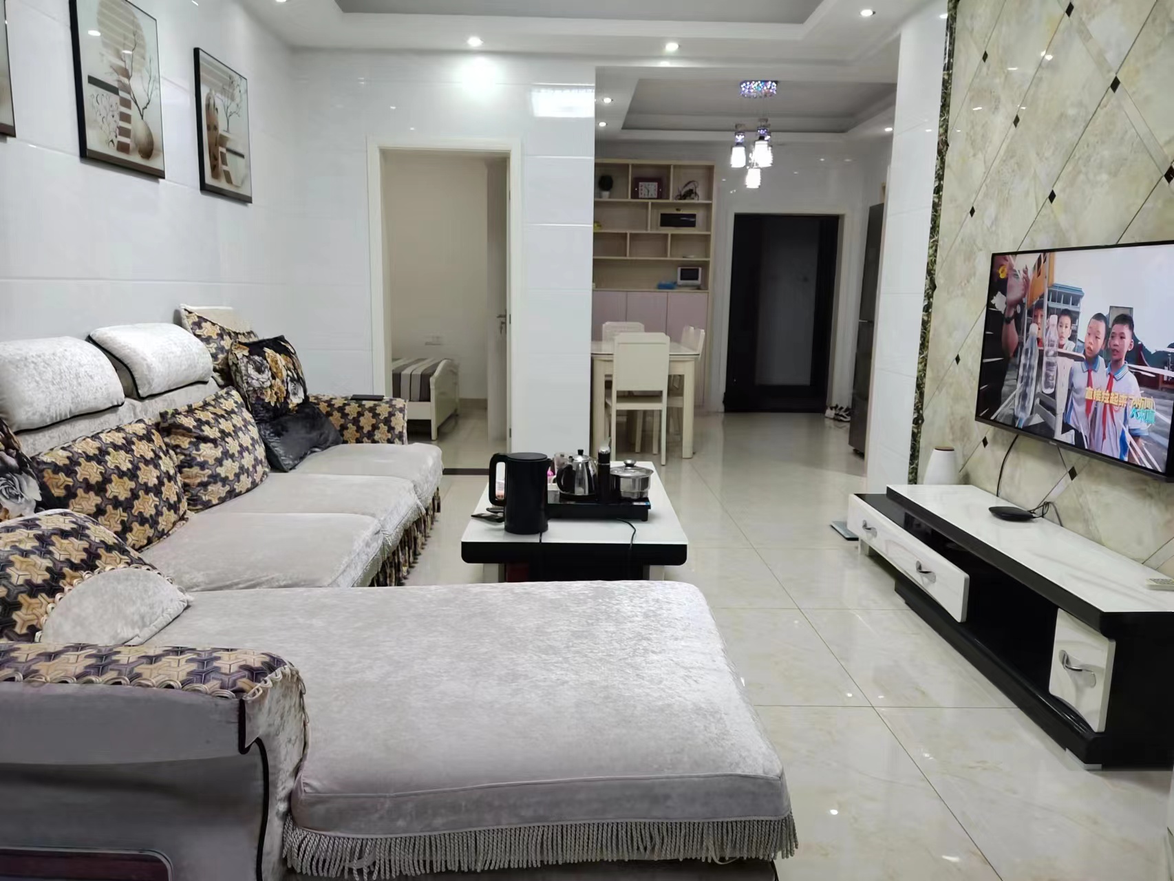 金碧花园 2室2厅1卫 65.0万 金碧花园 2室2厅1卫 65.0万客厅