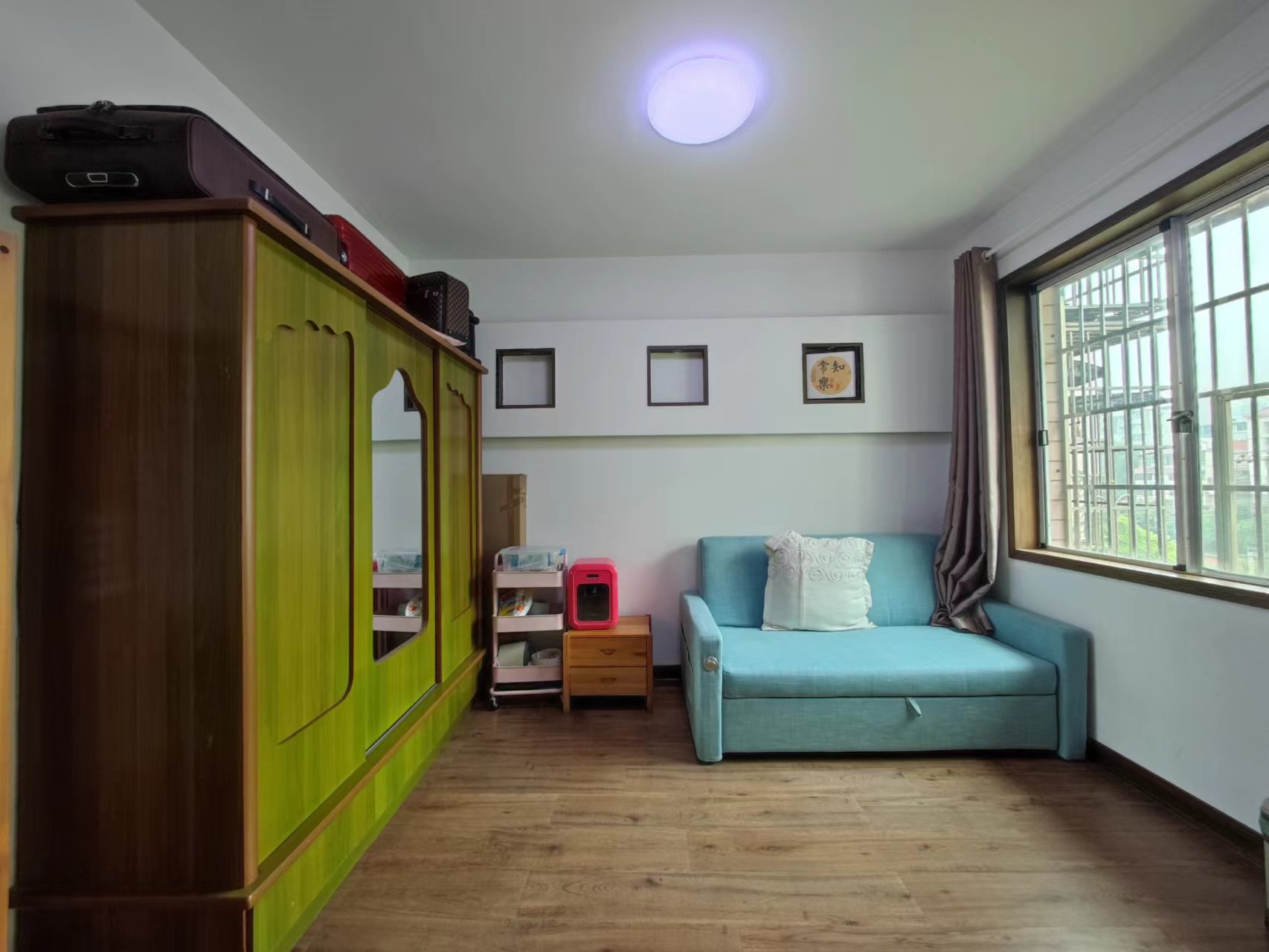 庆云山庄(里面有石塘冲)  4室2厅1卫    69.0万 庆云山庄(里面有石塘冲)  4室2厅1卫    69.0万客厅