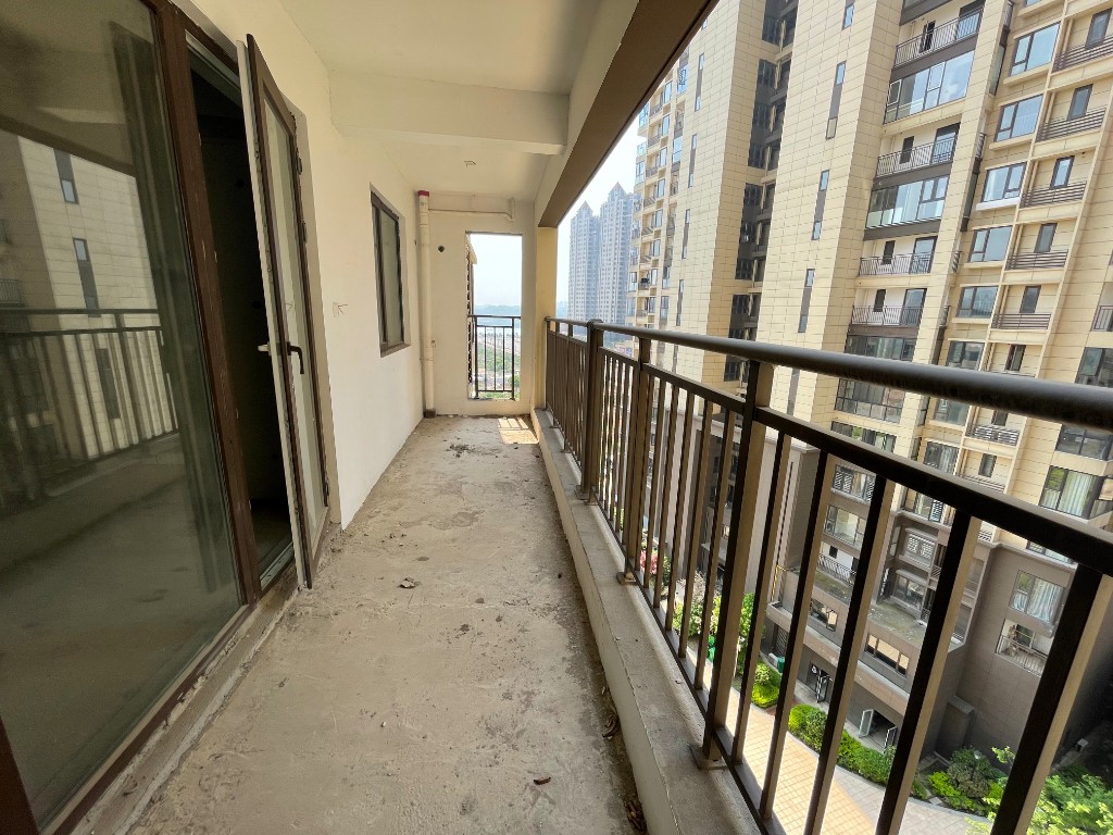 当代尚品苑 4室2厅2卫 66.0万 当代尚品苑 4室2厅2卫 66.0万客厅