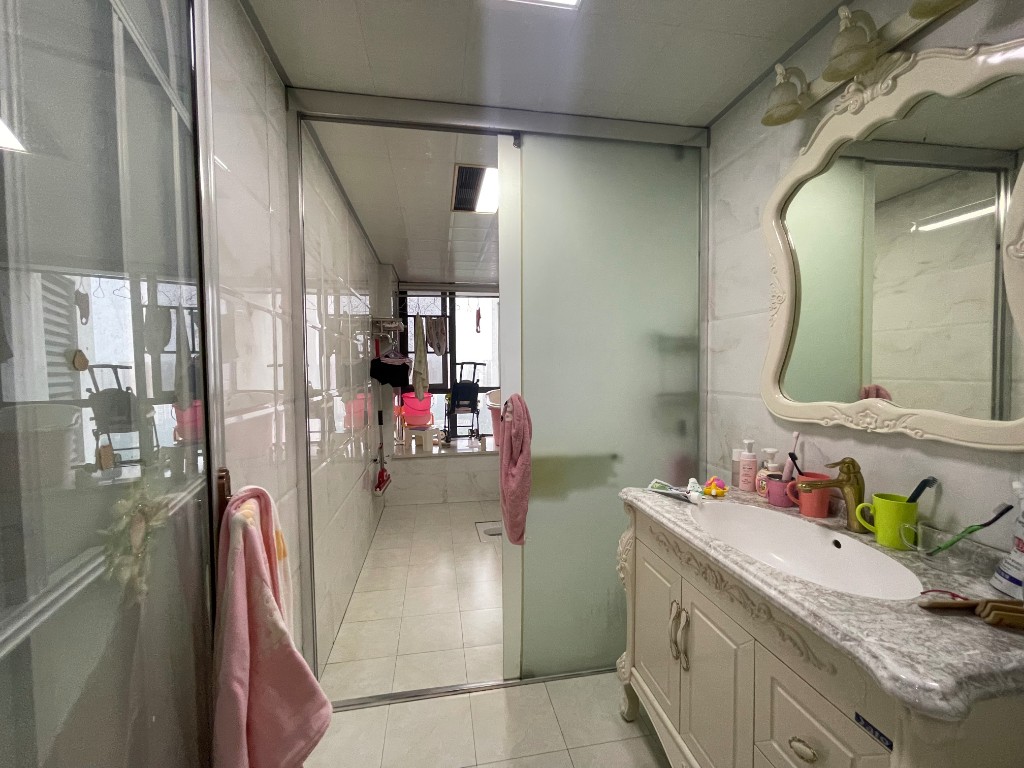 美的城一期 4室2厅1卫 140.0万 美的城一期 4室2厅1卫 140.0万客厅