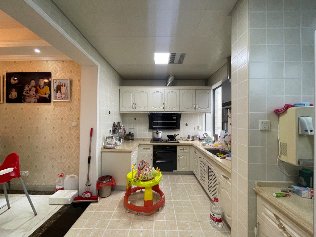 美的城一期 4室2厅1卫 140.0万 美的城一期 4室2厅1卫 140.0万客厅