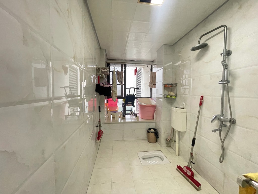 美的城一期 4室2厅1卫 140.0万 美的城一期 4室2厅1卫 140.0万客厅