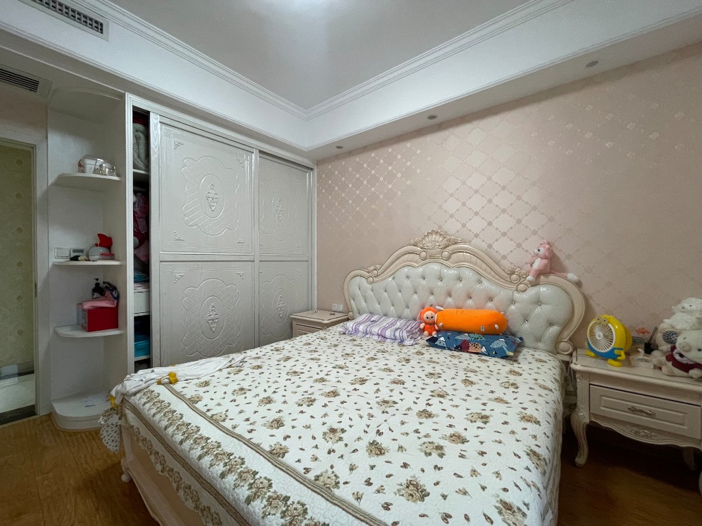 美的城一期 4室2厅1卫 140.0万 美的城一期 4室2厅1卫 140.0万客厅