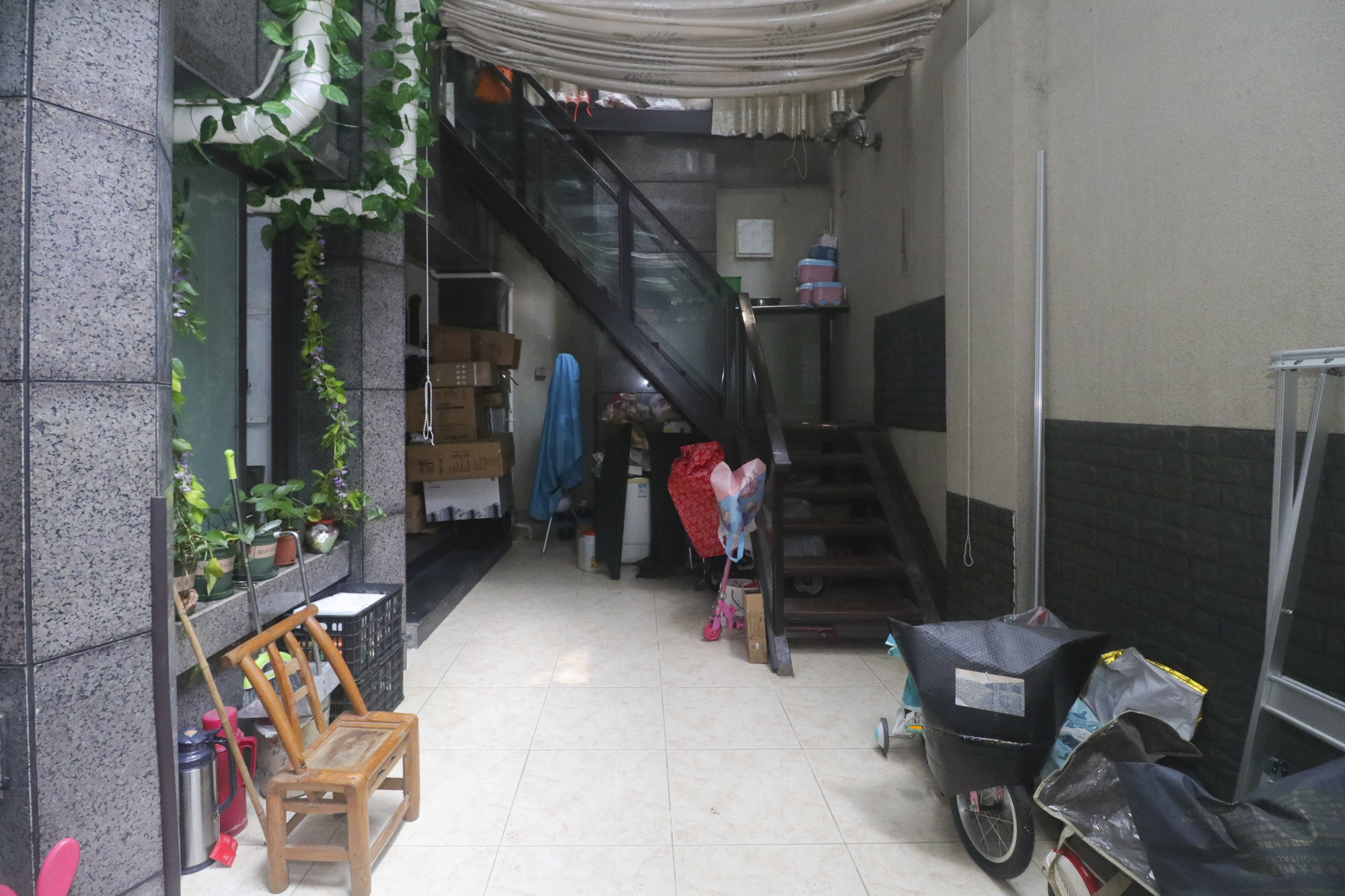 绿地中央广场  4室2厅2卫   240.00万阳台
