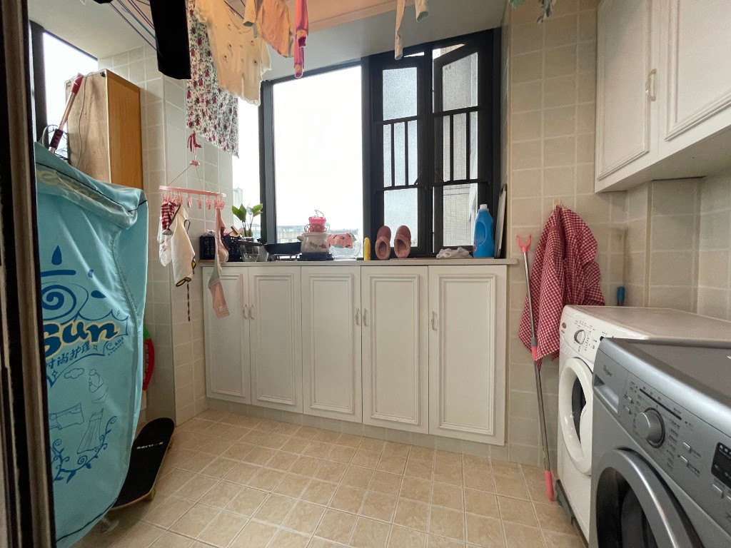 美的城一期 4室2厅1卫 140.0万 美的城一期 4室2厅1卫 140.0万客厅