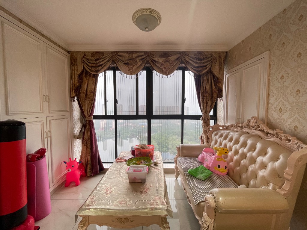 美的城一期 4室2厅1卫 140.0万 美的城一期 4室2厅1卫 140.0万客厅