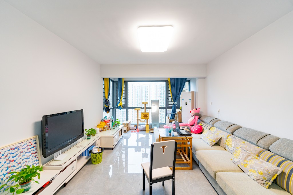 保利大都汇一期、二期 4室2厅2卫 153.0万 保利大都汇一期、二期 4室2厅2卫 153.0万客厅