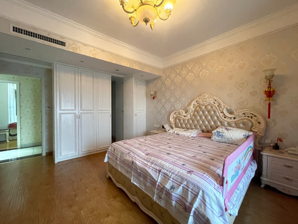 美的城一期 4室2厅1卫 140.0万 美的城一期 4室2厅1卫 140.0万客厅