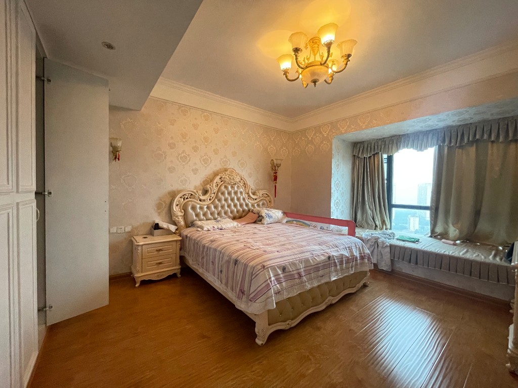 美的城一期 4室2厅1卫 140.0万 美的城一期 4室2厅1卫 140.0万客厅