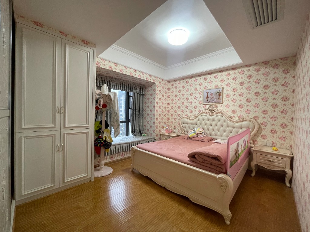 美的城一期 4室2厅1卫 140.0万 美的城一期 4室2厅1卫 140.0万客厅