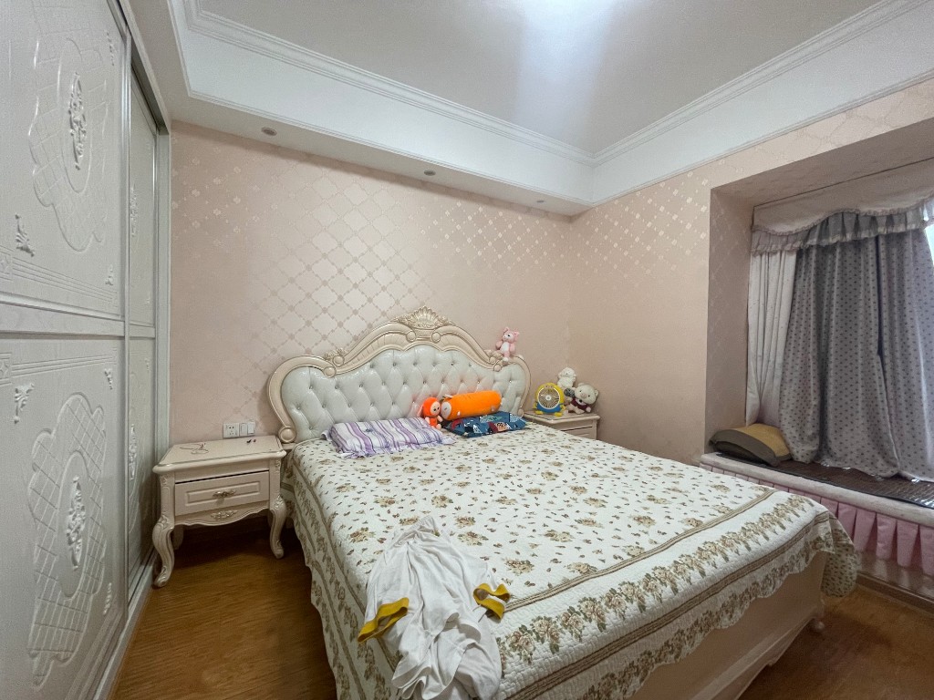 美的城一期 4室2厅1卫 140.0万 美的城一期 4室2厅1卫 140.0万客厅