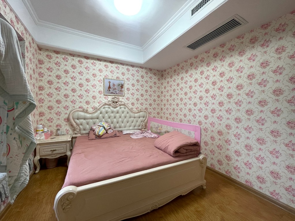 美的城一期 4室2厅1卫 140.0万 美的城一期 4室2厅1卫 140.0万客厅