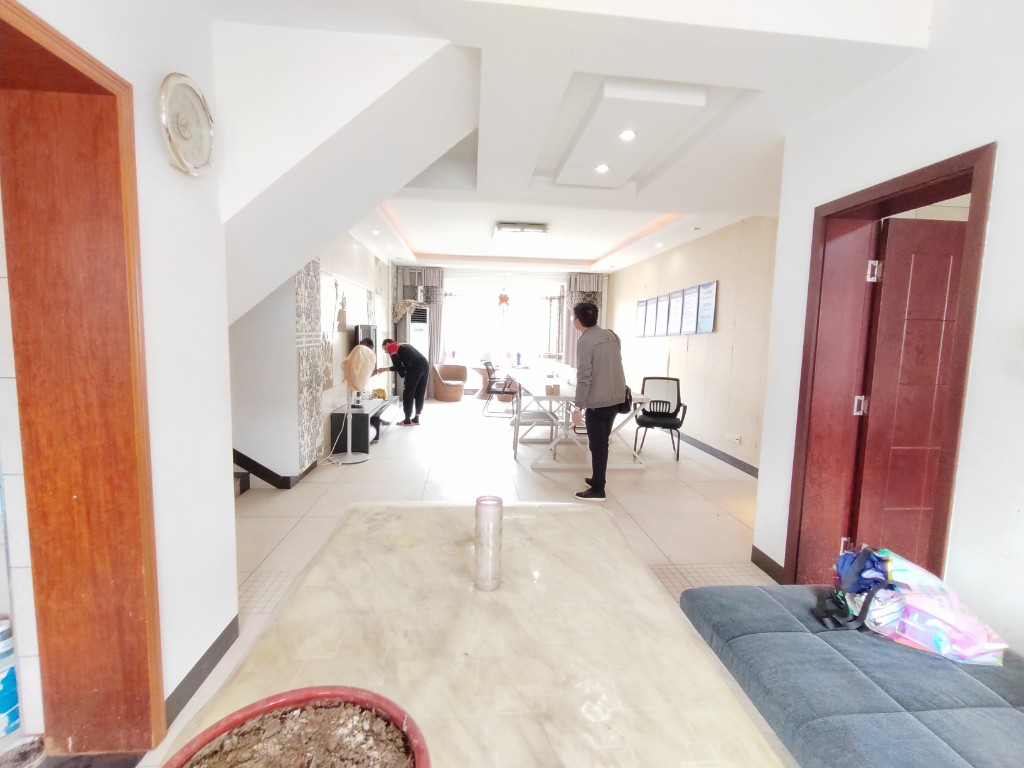 株洲富景园 5室2厅2卫 63.8万 株洲富景园 5室2厅2卫 63.8万客厅