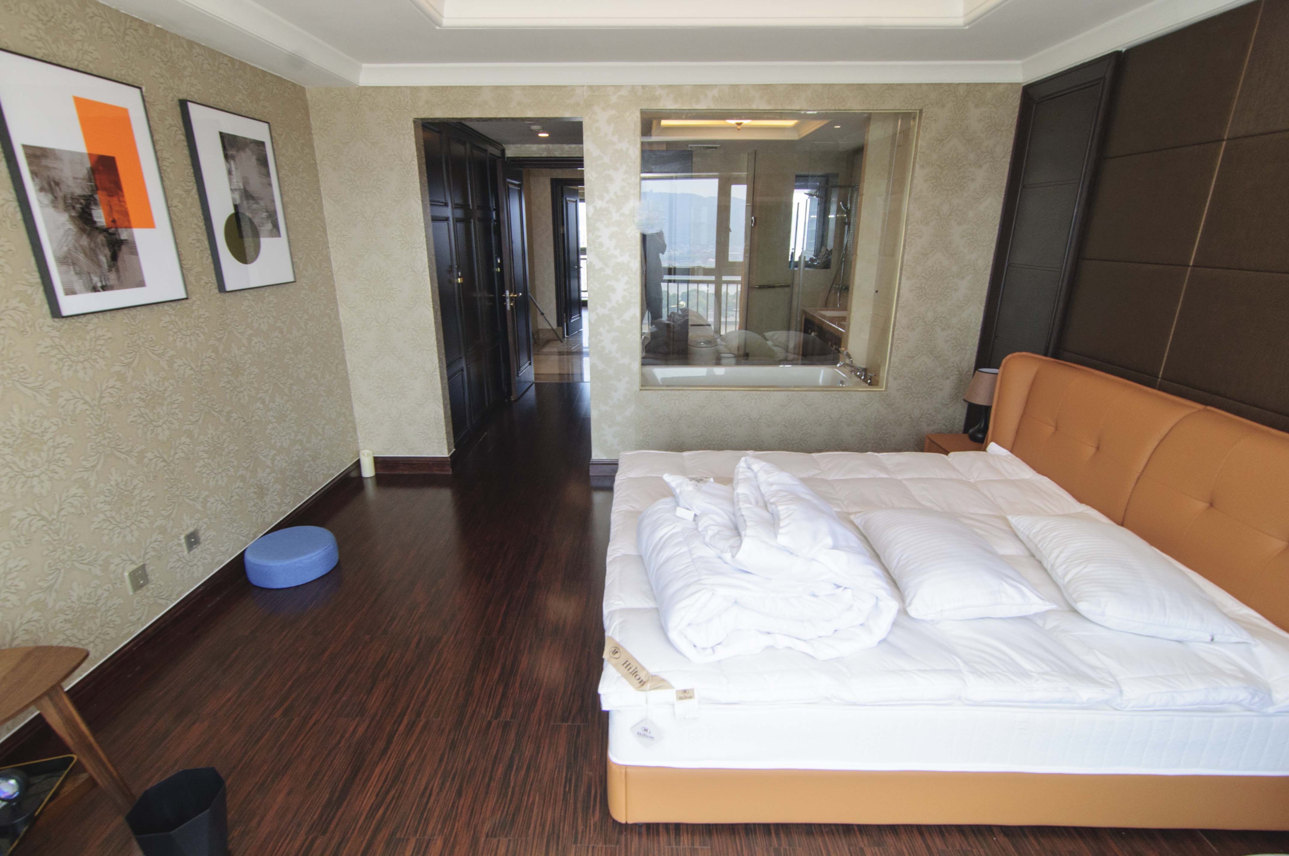 华远隆玺  3室2厅2卫    720.0万卧室