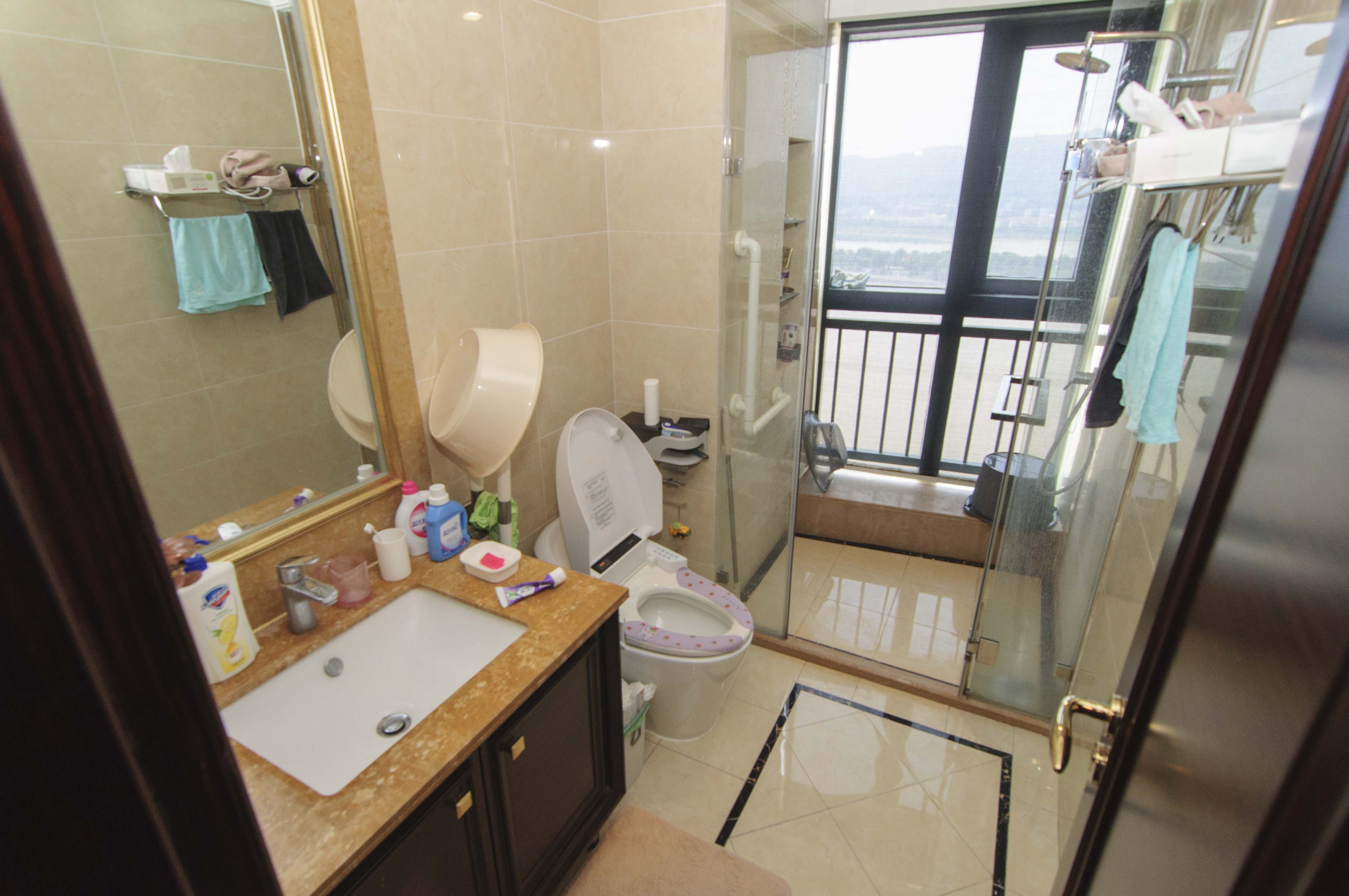 华远隆玺  3室2厅2卫    720.0万卫生间