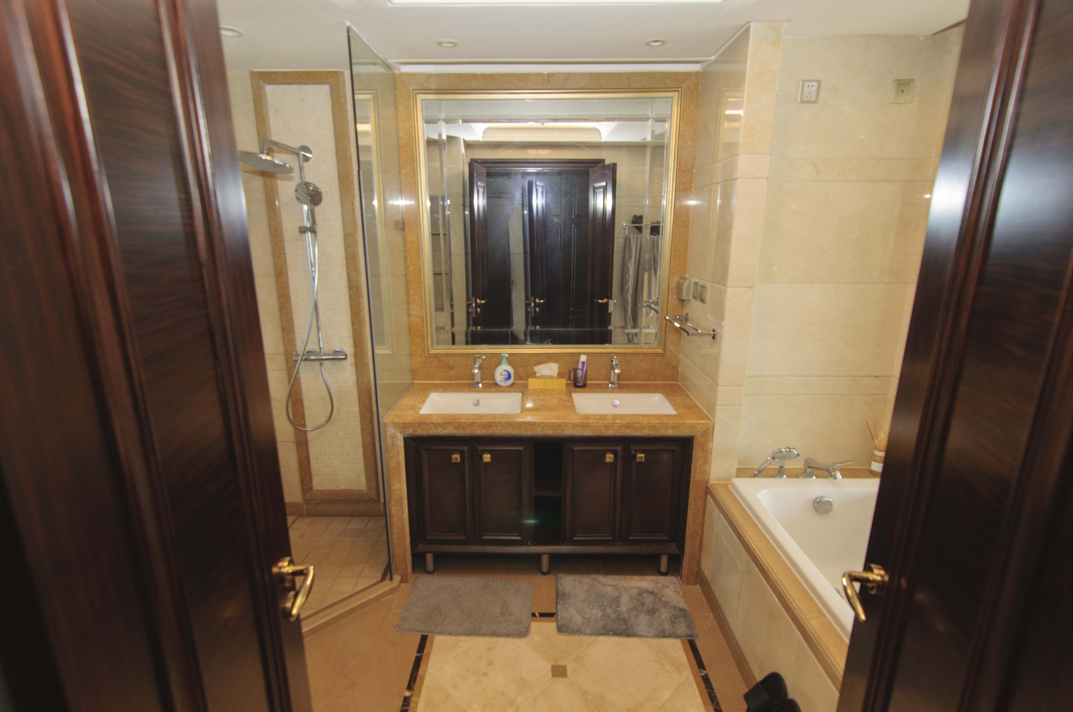 华远隆玺  3室2厅2卫    720.0万卫生间