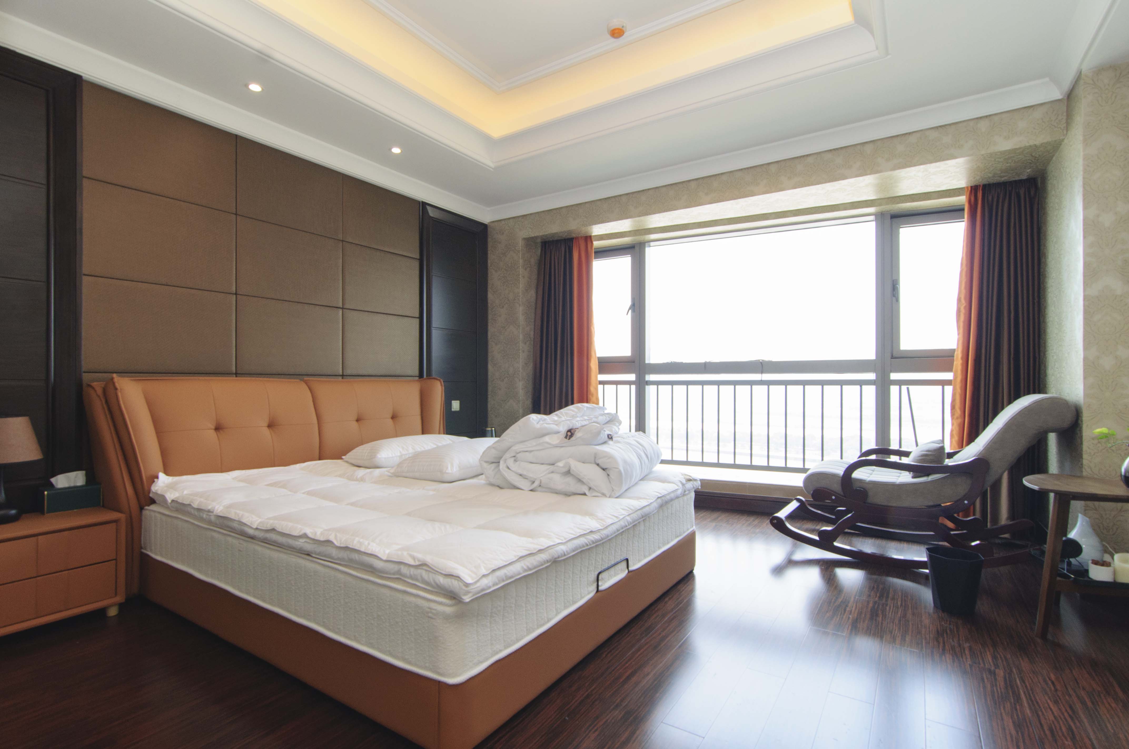 华远隆玺  3室2厅2卫    720.0万卧室