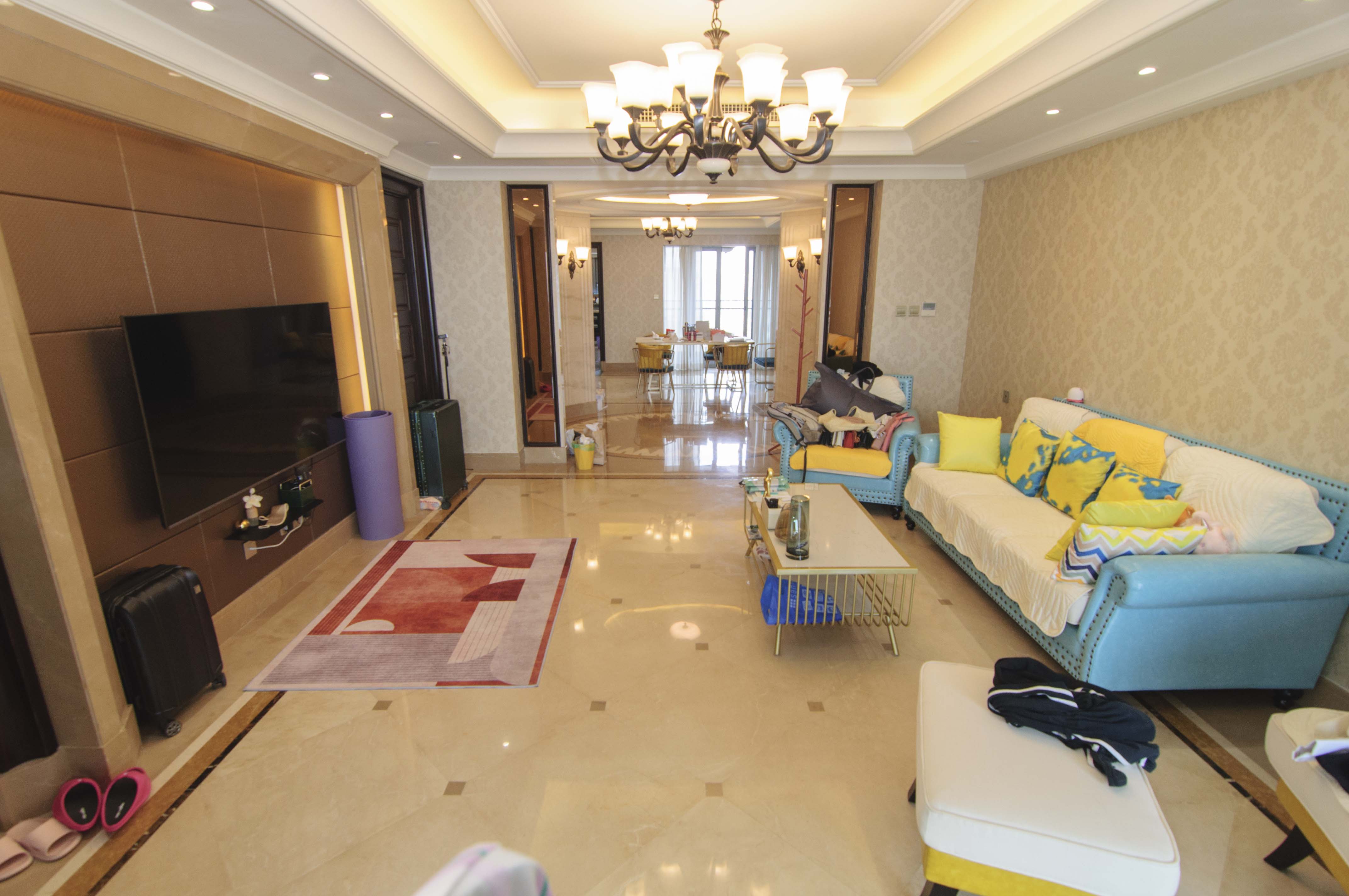 华远隆玺  3室2厅2卫    720.0万客厅