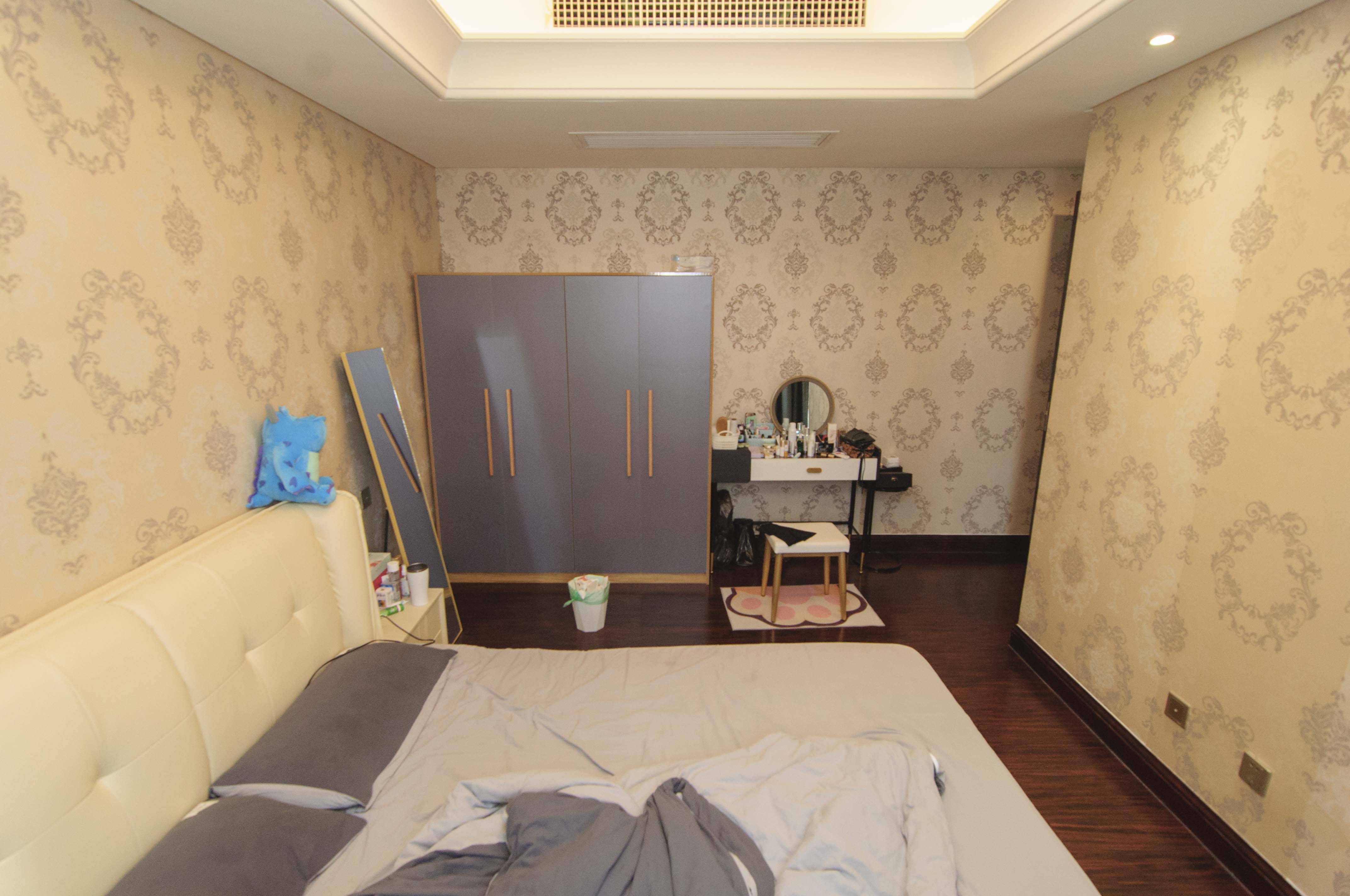 华远隆玺  3室2厅2卫    720.0万卧室