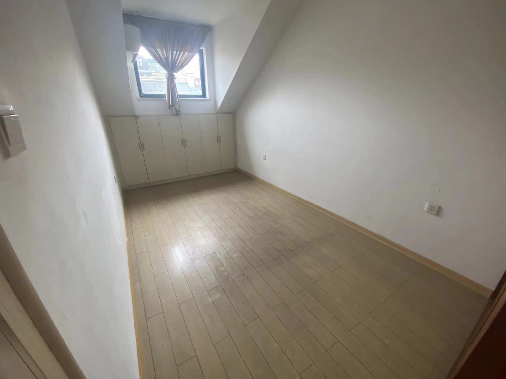 玫瑰名城紫荆苑 5室2厅2卫 99.0万 玫瑰名城紫荆苑 5室2厅2卫 99.0万客厅