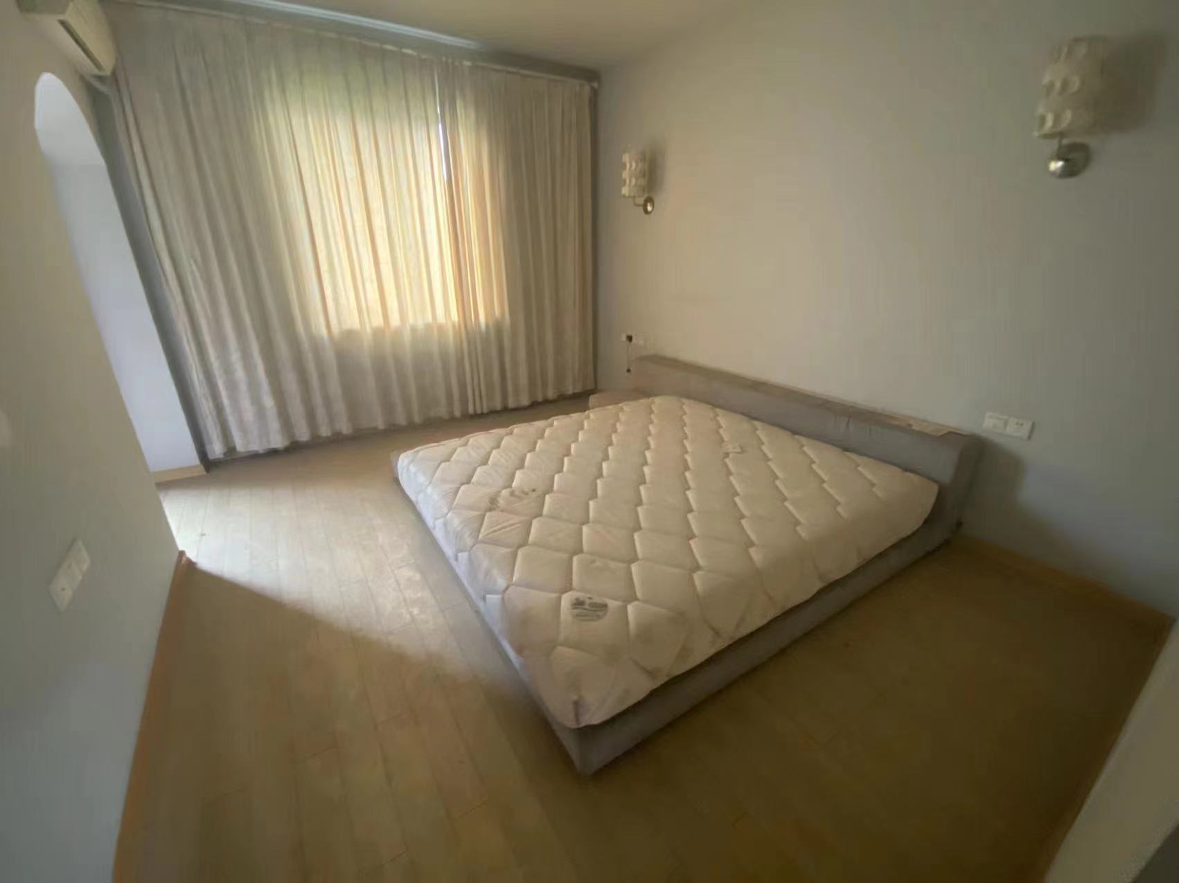 玫瑰名城紫荆苑 5室2厅2卫 99.0万 玫瑰名城紫荆苑 5室2厅2卫 99.0万客厅