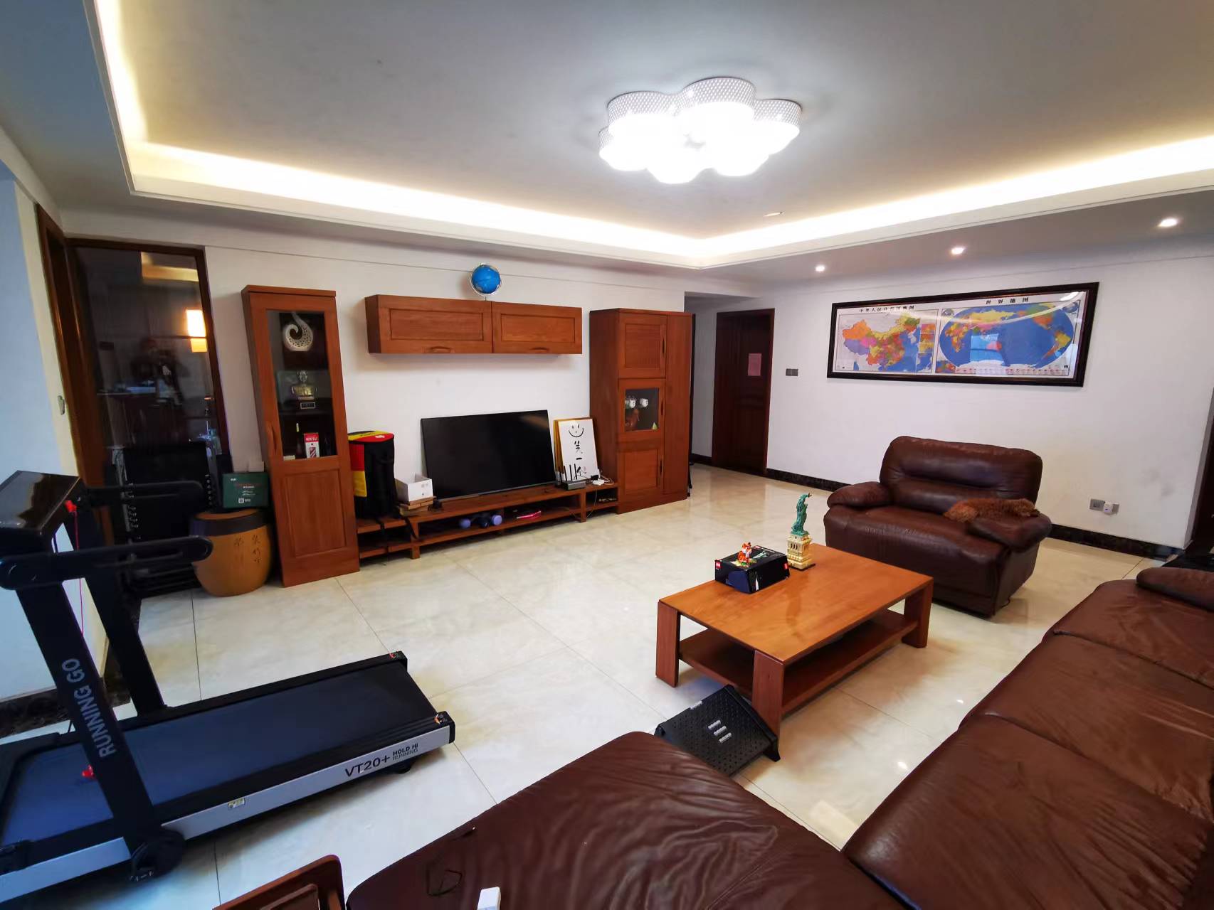 山水国际  5室2厅3卫    200.0万 山水国际  5室2厅3卫    200.0万客厅