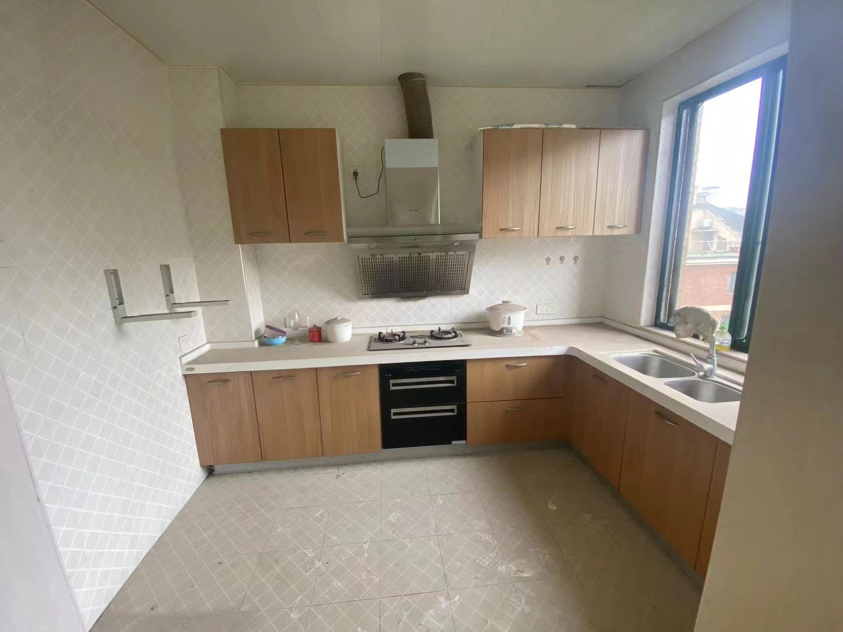 玫瑰名城紫荆苑 5室2厅2卫 99.0万 玫瑰名城紫荆苑 5室2厅2卫 99.0万客厅