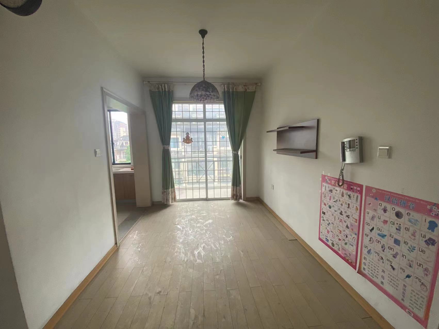 玫瑰名城紫荆苑 5室2厅2卫 99.0万 玫瑰名城紫荆苑 5室2厅2卫 99.0万客厅