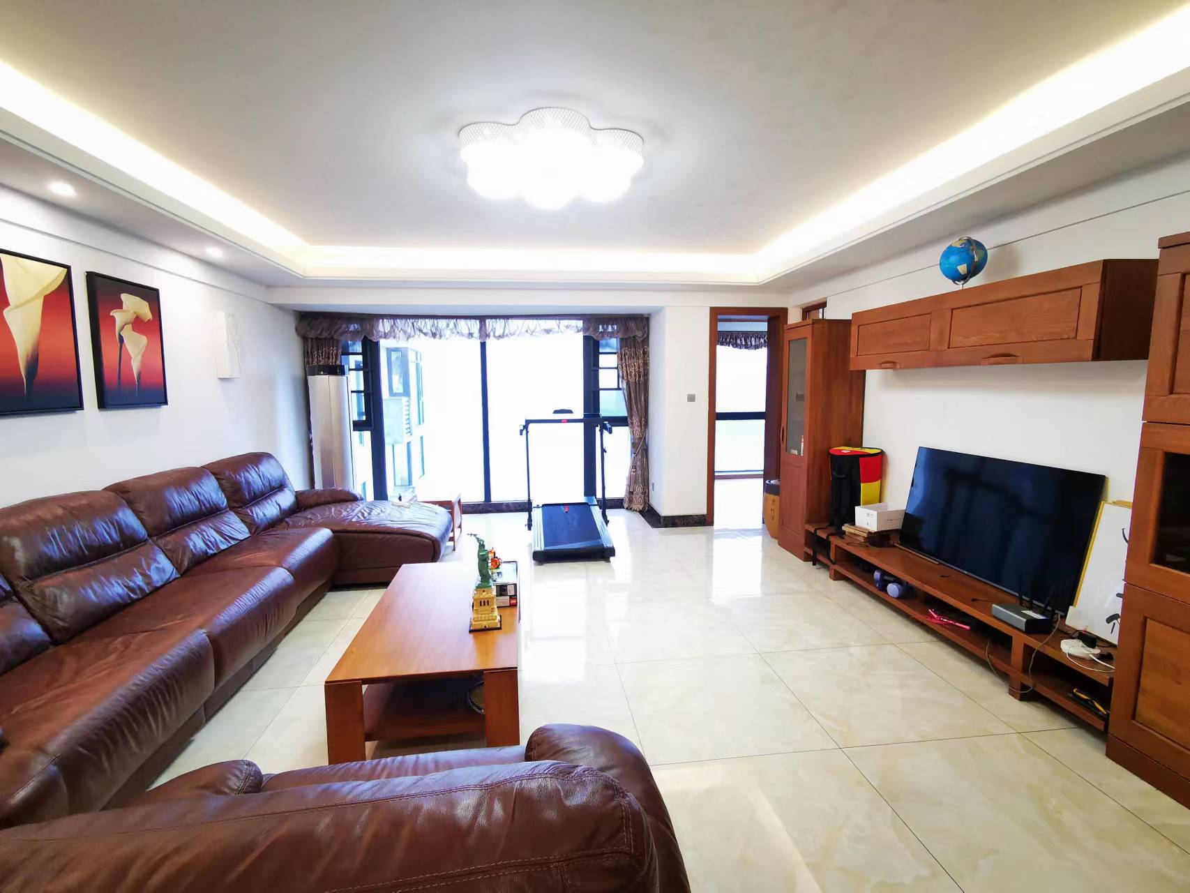 山水国际  5室2厅3卫    200.0万 山水国际  5室2厅3卫    200.0万客厅