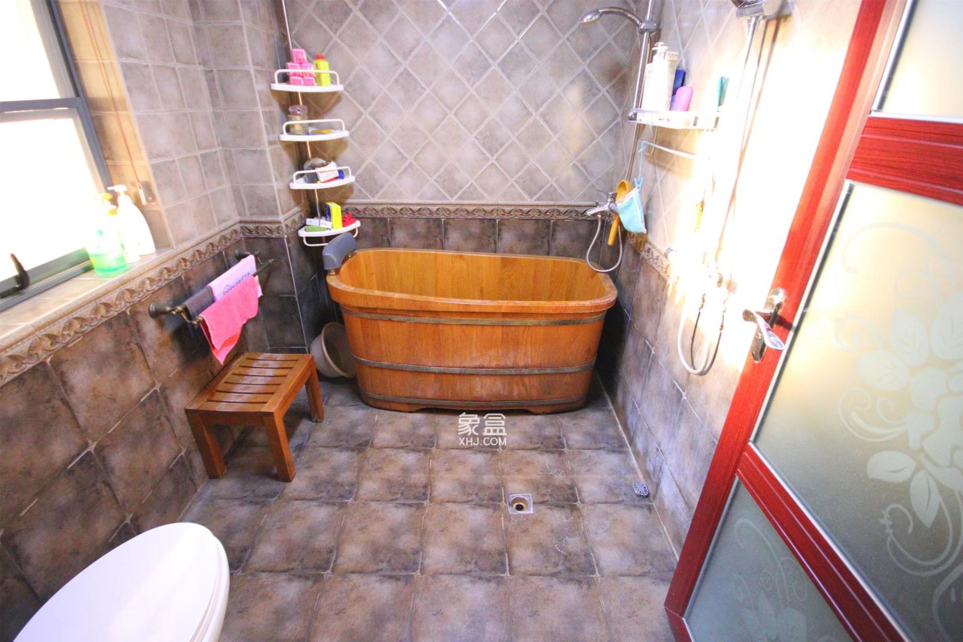 湘银金色阳光 3室2厅2卫 220.0万 湘银金色阳光 3室2厅2卫 220.0万客厅