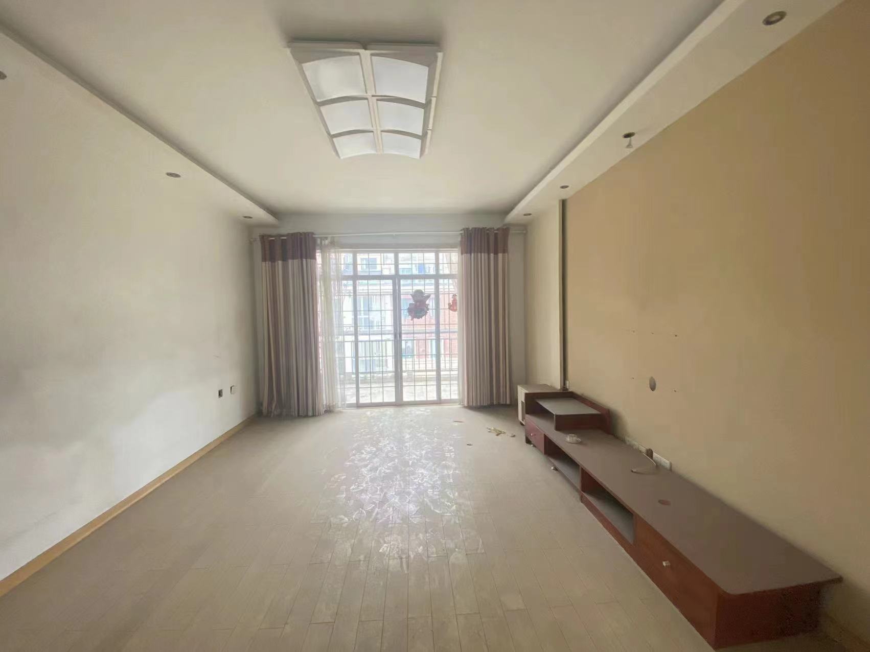 玫瑰名城紫荆苑 5室2厅2卫 99.0万 玫瑰名城紫荆苑 5室2厅2卫 99.0万客厅