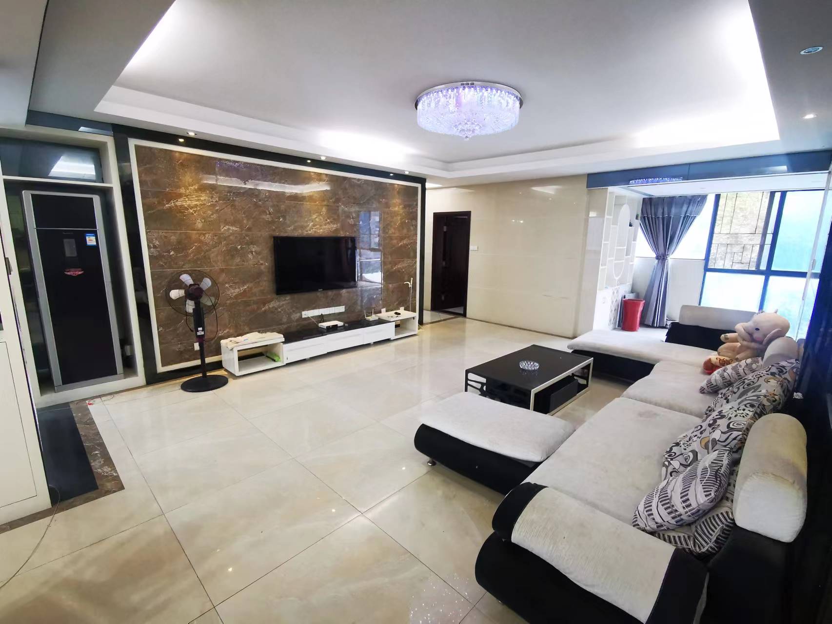 山水国际 4室2厅2卫 88.8万 山水国际 4室2厅2卫 88.8万客厅