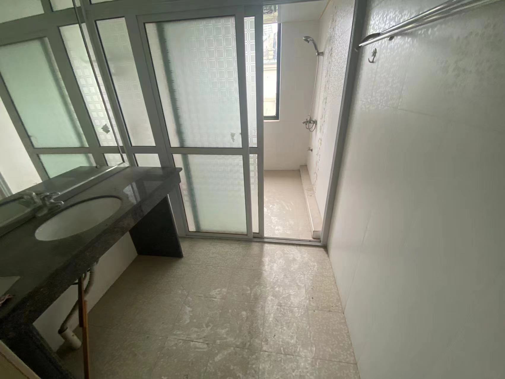 玫瑰名城紫荆苑 5室2厅2卫 99.0万 玫瑰名城紫荆苑 5室2厅2卫 99.0万客厅