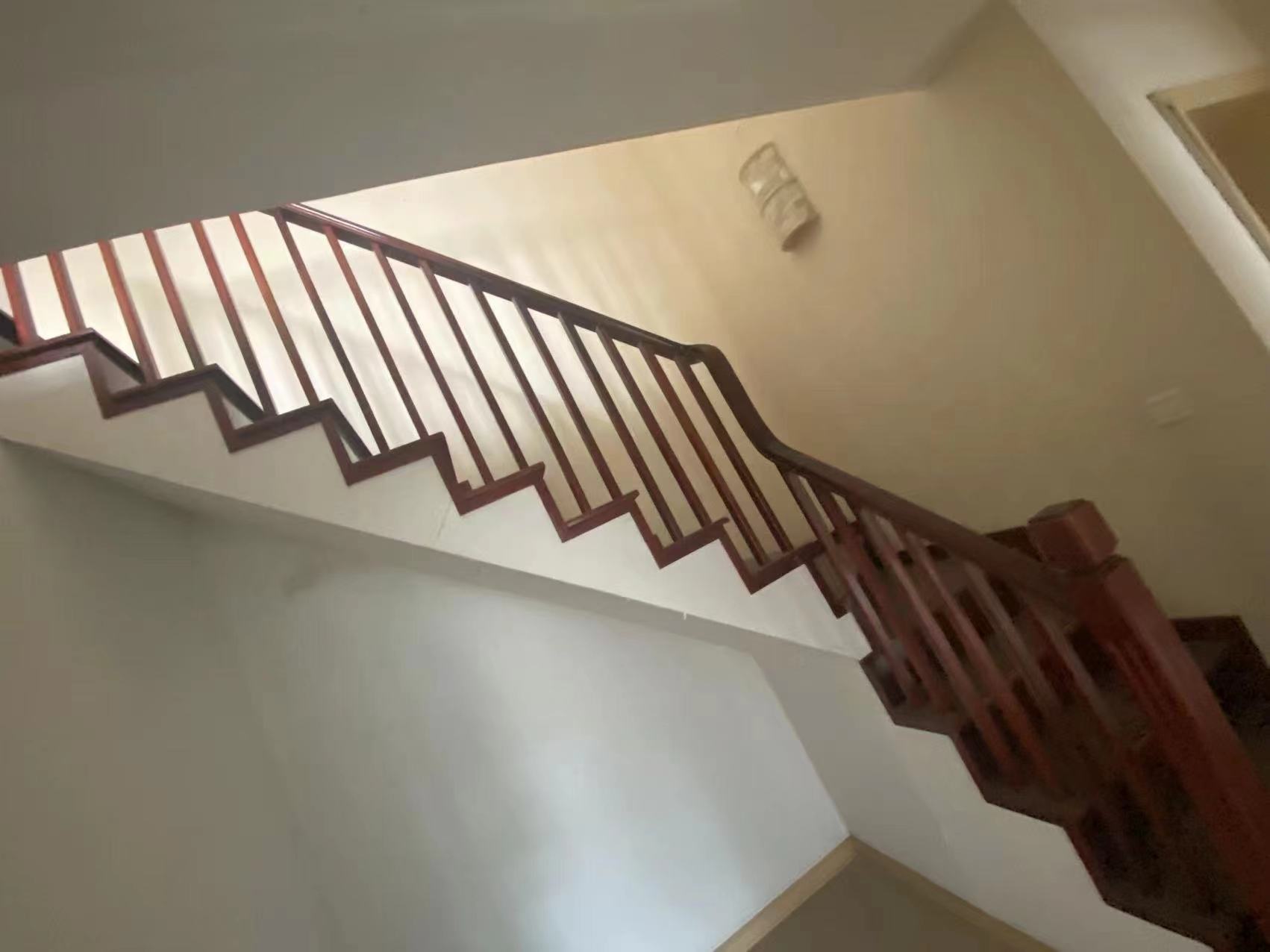 玫瑰名城紫荆苑 5室2厅2卫 99.0万 玫瑰名城紫荆苑 5室2厅2卫 99.0万客厅