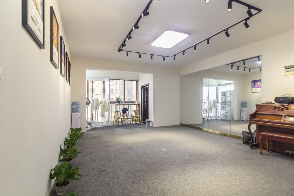 和泉嘉园 4室2厅2卫 99.0万 和泉嘉园 4室2厅2卫 99.0万客厅