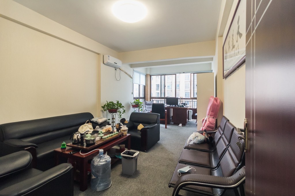 和泉嘉园 4室2厅2卫 99.0万 和泉嘉园 4室2厅2卫 99.0万卧室