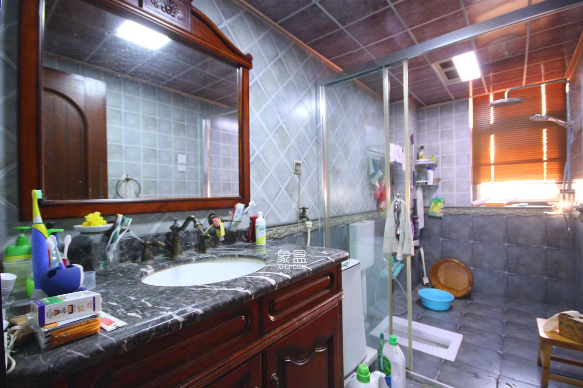 湘银金色阳光 3室2厅2卫 220.0万 湘银金色阳光 3室2厅2卫 220.0万客厅