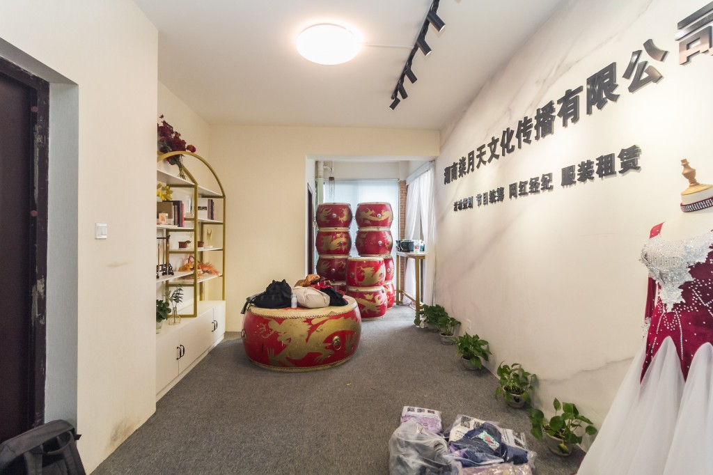 和泉嘉园 4室2厅2卫 99.0万 和泉嘉园 4室2厅2卫 99.0万客厅