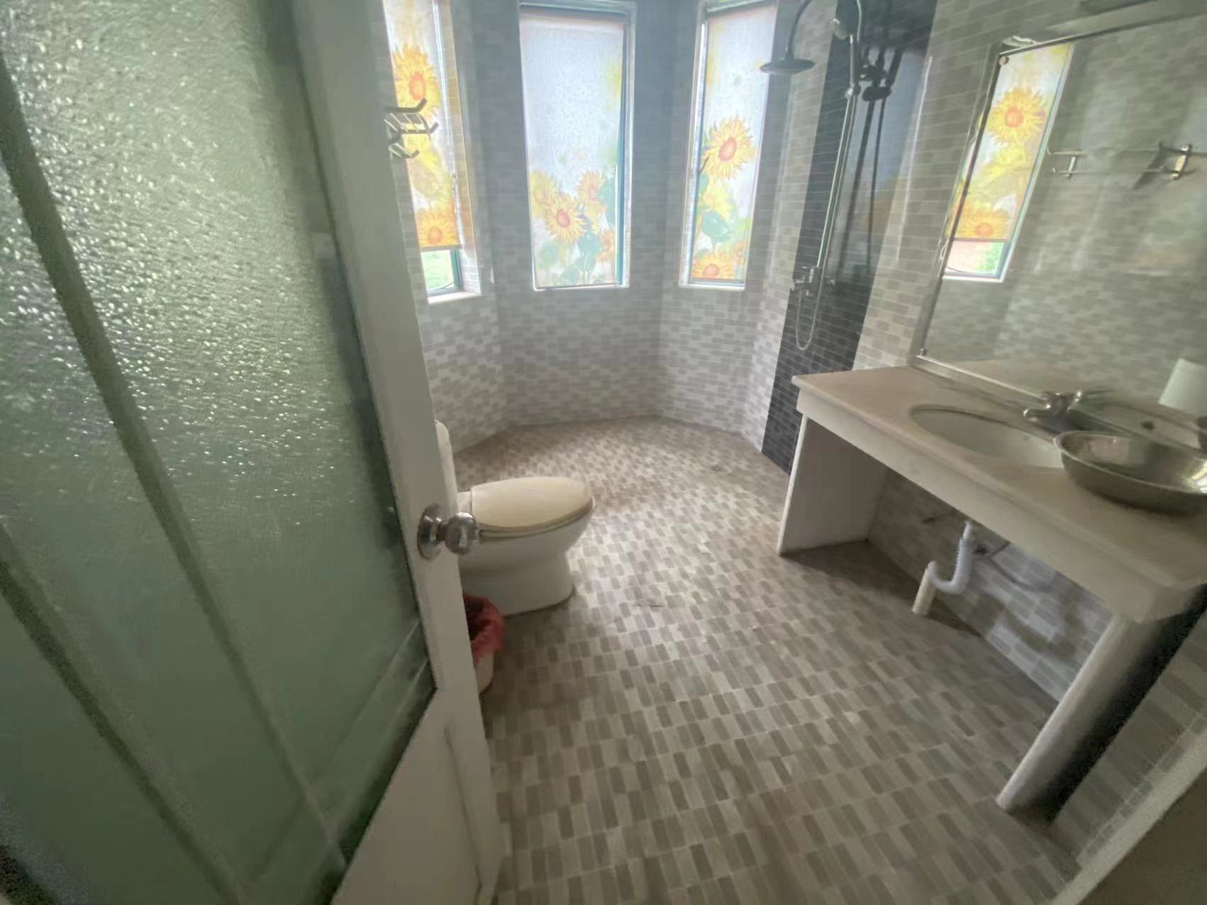 玫瑰名城紫荆苑 5室2厅2卫 99.0万 玫瑰名城紫荆苑 5室2厅2卫 99.0万客厅