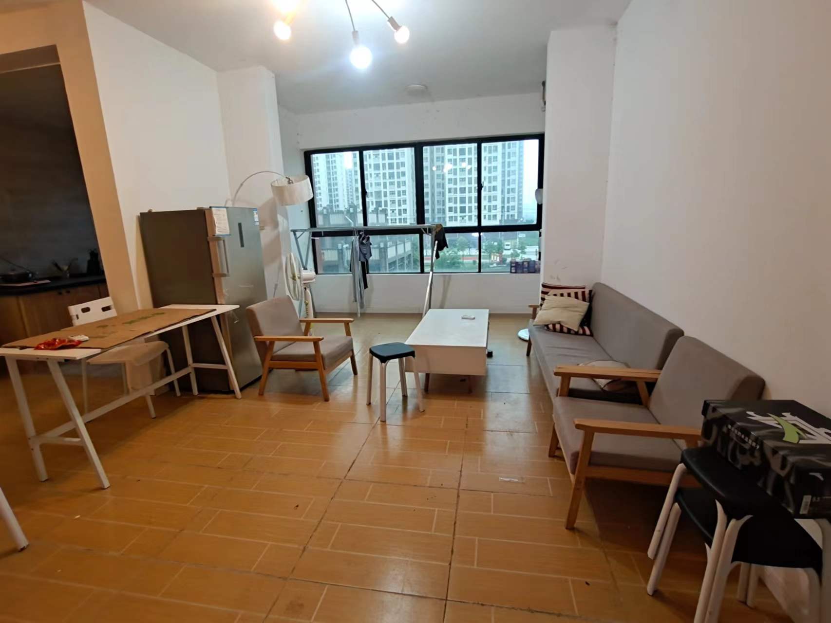 西郡佳园  3室2厅1卫    68.0万客厅