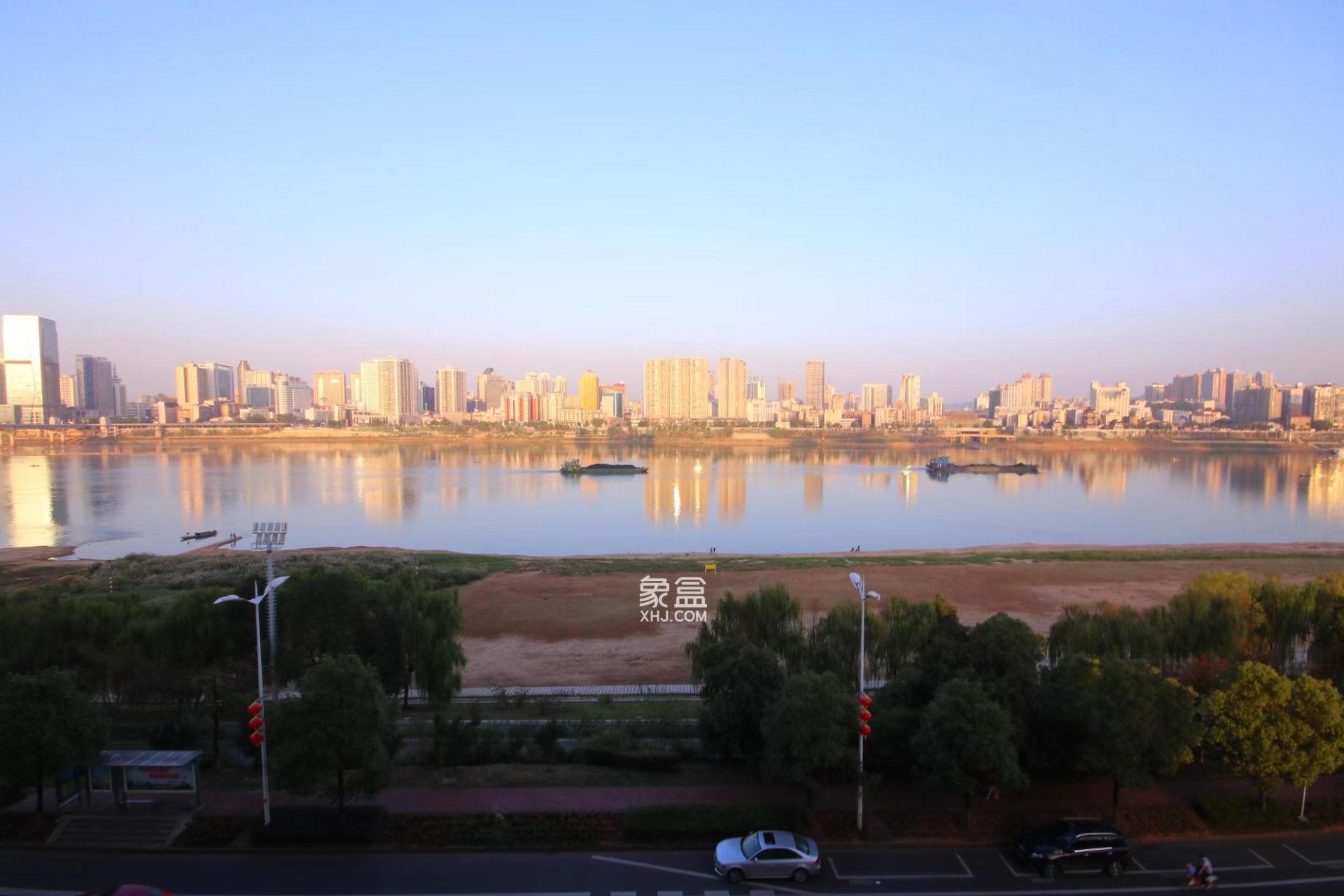 湘银金色阳光 3室2厅2卫 220.0万 湘银金色阳光 3室2厅2卫 220.0万客厅